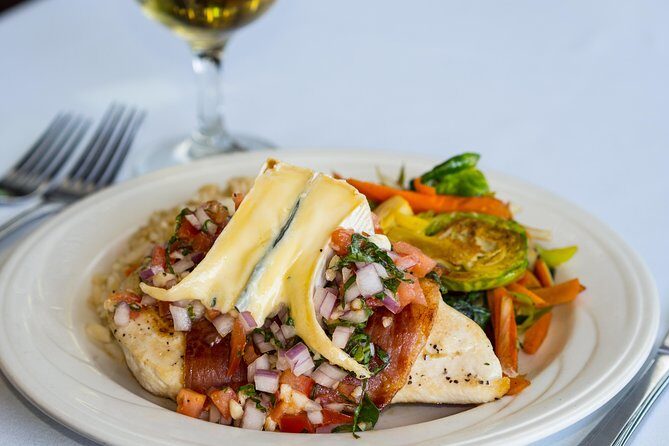2-hour Lunch Cruise on Willamette River - Meeting at Naito Parkway and Settling Into Your Table
