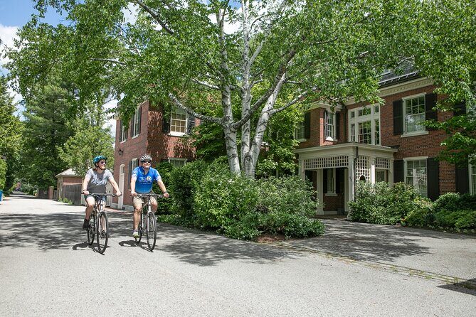Portland Maine City and Lighthouse EBike Tour - Spring Point Ledge Lighthouse: a close-look breakwater experience