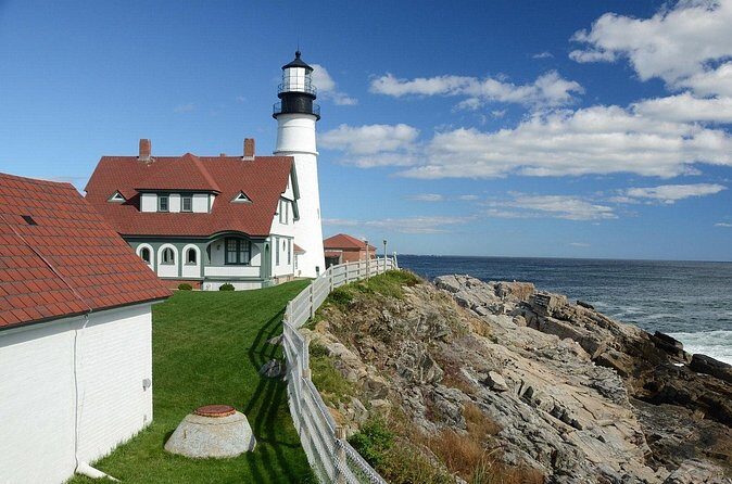 Private Portland Lighthouses and Kennebunkport Tour - 12 Pax - Bug Light Park and the Wedding Cake House: quick stops, strong character
