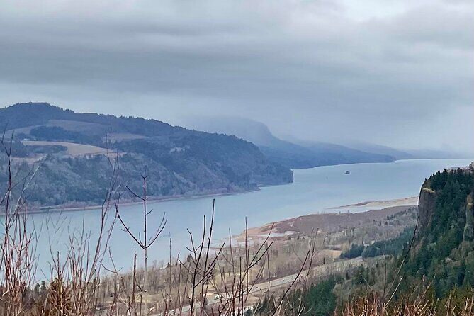 Wonderful Waterfalls: A Columbia River Gorge Tour - Vista House at Crown Point: 1917 architecture and local crafts